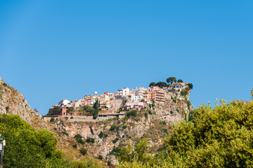 Der Ort Castelmola auf einem Felsen oberhalb des Hochplateaus von Taormina