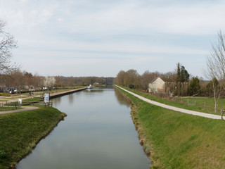 Fototapeta na wymiar L'écluse du Guétin, le canal et Pont du canal sur l'Allier à Gimouille dans la Nièvre