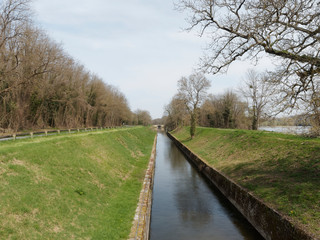 L'écluse des Lorrains et le canal latéral entre Apremont-sur-Allier dans le Cher et Gimouille dans la Nièvre  