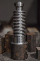 Thrust screw with thread.