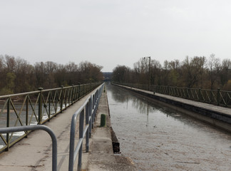 Naklejka premium L'écluse du Guétin, le canal et Pont du canal sur l'Allier à Gimouille dans la Nièvre