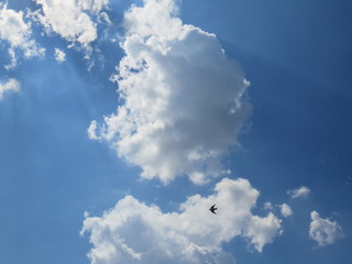 Sonnenstrahlen mit Wolken