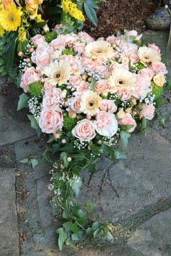 Herz mit Blumen nach Beerdigung auf dem Friedhof 