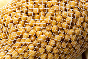 Garbanzos en una red listos para cocer.