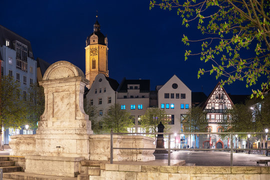 Historischer Marktplatz von Jena am Abend