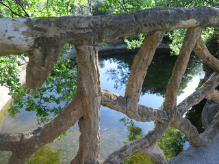 puente con barandilla de troncos