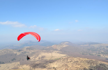 Vol de parapente au dessus des volcans d'Auvergne