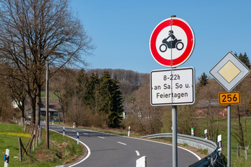 Verbot für Krafträder auf der Landstrasse am Wochenende - obrazy, fototapety, plakaty