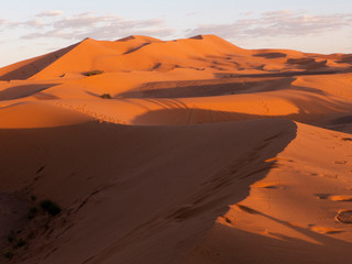 Plakat Die Wüste Sahara im Süden von Marokko. Diese Sandwüste heißt auch Erg Chebbi.