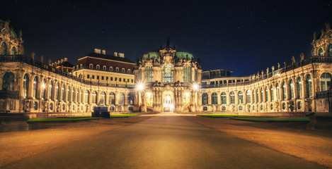 Fototapeta na wymiar Zwinger in Dresden bei Nacht - mit Sternenhimmel und Lichter