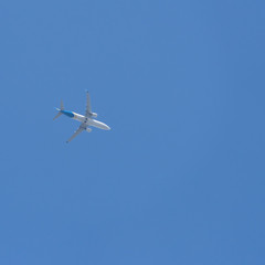 Ab in den Urlaub: Flugzeug am blauen Himmel