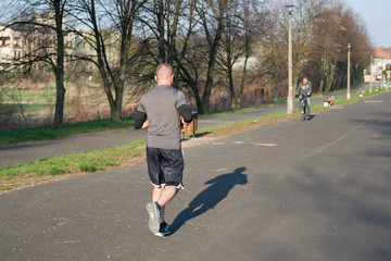 Jogging. Młody mężczyzna ćwiczy biegi na świeżym powietrzu. - obrazy, fototapety, plakaty