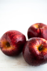 Manzanas rojas sobre fondo blanco