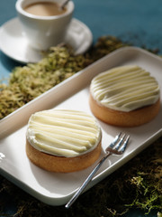 Tartlet with macadamia, caramel cream and vanilla ganache.