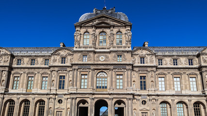 Fototapeta na wymiar Architectural details of historic buildings in Paris France 