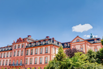 Fototapeta na wymiar Schloss Biebrich in Wiesbaden an einem Sommertag