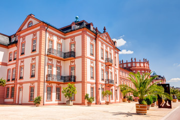 Fototapeta na wymiar Schloss Biebrich in Wiesbaden an einem Sommertag