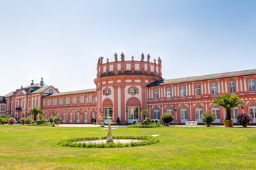 Schloss Biebrich in Wiesbaden an einem Sommertag