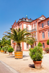 Schloss Biebrich in Wiesbaden an einem Sommertag