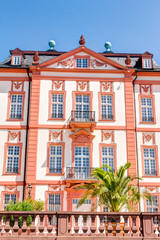 Fototapeta premium Schloss Biebrich in Wiesbaden an einem Sommertag