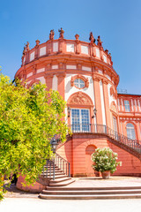 Schloss Biebrich in Wiesbaden an einem Sommertag