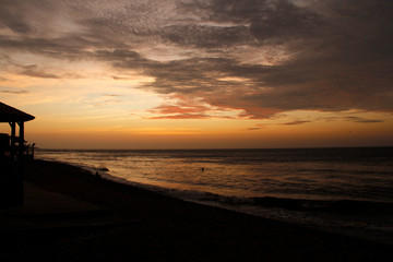 silueta de atardecer en costa de Pacasmayo - Perú