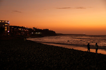 silueta de atardecer en una playa de Pacasmayo - Perú