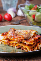 hausgemachte Lasagne auf einem Teller