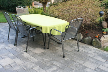 Garteterrasse im Frühling