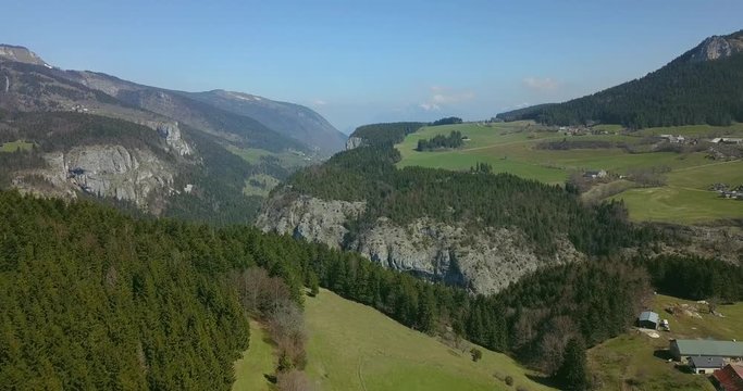 Paysage typique du massif du Vercors en France, film&eacute; par un drone, on voit des falaises et des prairies d'altitude.