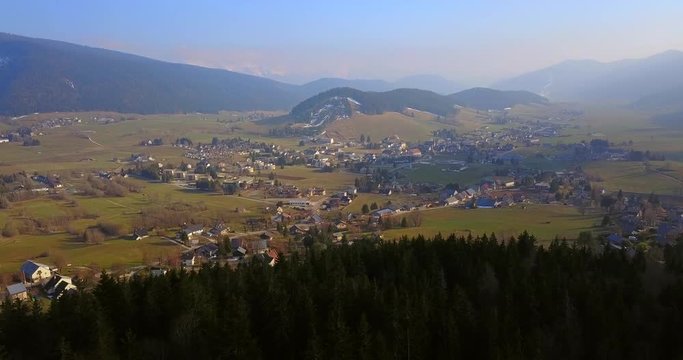 Vol en drone sur Autrans, village fran&ccedil;ais du Vercors, dans la soir&eacute;e, au coucher du soleil.
