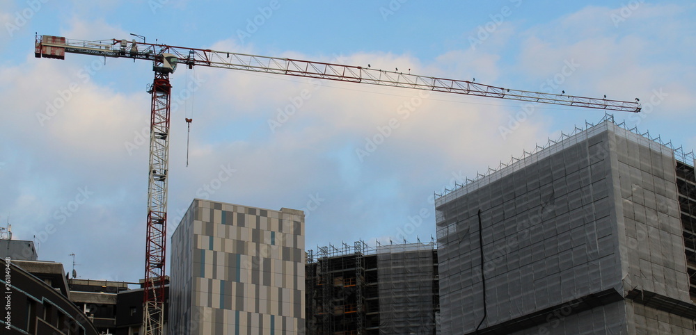 Wall mural gru nel cantiere edile in primavera