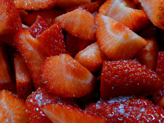 Erdbeeren kleingeschnitten und gezuckert