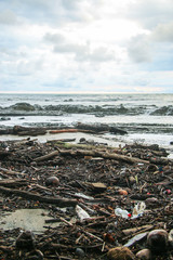 Pollution sur une plage du Costa Rica après de grosse pluies, les déchets qui étaient dans les...