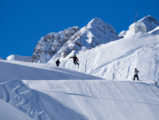 Deportistas saltando en las pistas de esquí nevadas de las montañas del Nordkette en Innsbruck Austria, invierno de 2018 © acaballero67