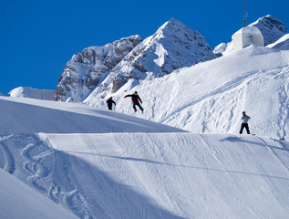 Deportistas saltando en las pistas de esquí nevadas de las montañas del Nordkette en Innsbruck Austria, invierno de 2018 © acaballero67