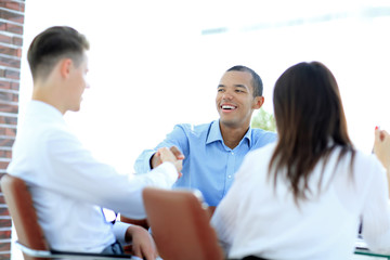 Obraz premium handshake business people sitting at a Desk