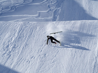 Pistas de esquí con deportistas saltando sobre la nieve en las montañas del Nordkette en...
