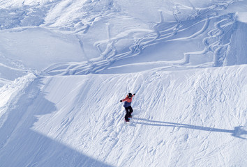 Pistas de esquí con deportistas saltando sobre la nieve en las montañas del Nordkette en...