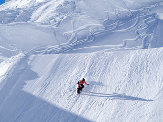 Fototapeta na wymiar Pistas de esquí con deportistas saltando sobre la nieve en las montañas del Nordkette en Innsbruck Austria, invierno de 2018