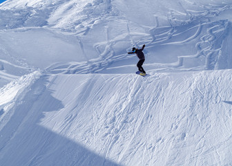 Pistas de esqu&iacute; con deportistas saltando sobre la nieve en las monta&ntilde;as del Nordkette en Innsbruck Austria, invierno de 2018