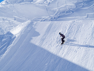 Pistas de esquí con deportistas saltando sobre la nieve en las montañas del Nordkette en...