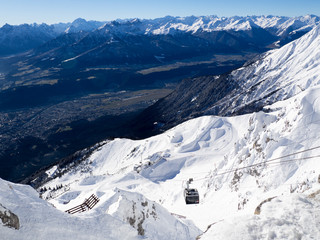 Telecabina hacia  Hungerburg, deslizándose en el  paisaje nevado de las montañas del Nordkette en Innsbruck Austria, invierno de 2018