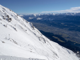 Paisaje nevado de las montañas del Nordkette en Innsbruck Austria, invierno de 2018