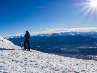 Fototapeta na wymiar Turista de pie mirando el paisaje nevado de las montañas del Nordkette en Innsbruck Austria, invierno de 2018