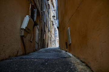 Schmale Gasse mit Wohnungseingängen