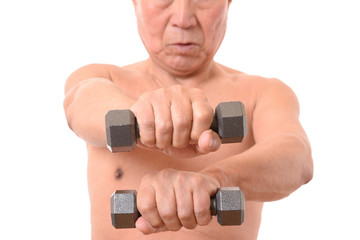 ダンベルで筋トレをする日本人シニア