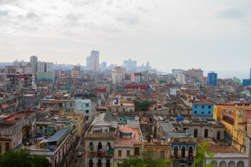 Fototapeta premium Życie na ulicach Hawany na Kubie z lokalną architekturą