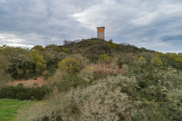 Fototapeta na wymiar Torre do Castro, restos de un castillo medieval en el municipio de Sandiás. Ourense, Galicia. España.