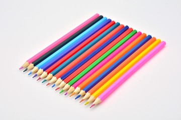Lapices de diferentes colores sobre fondo blanco